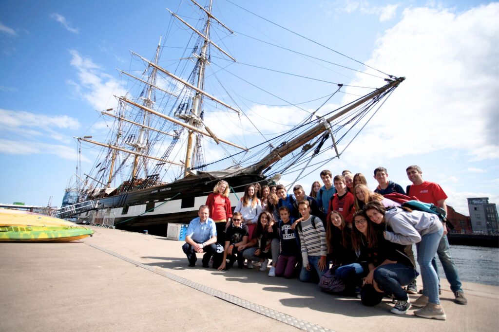 Atlas Language School Dublinのジュニアプログラムで、校外学習として歴史的な船を訪れた生徒たちの様子