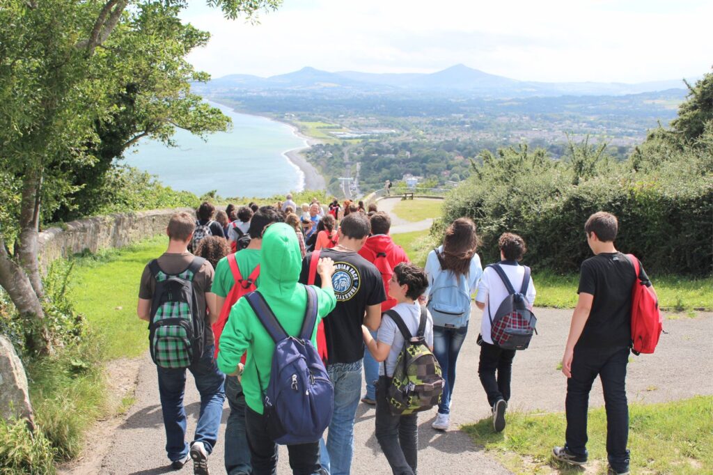 Atlas Language School Dublinのジュニアプログラムで、週末に屋外を散策するグループアクティビティの様子