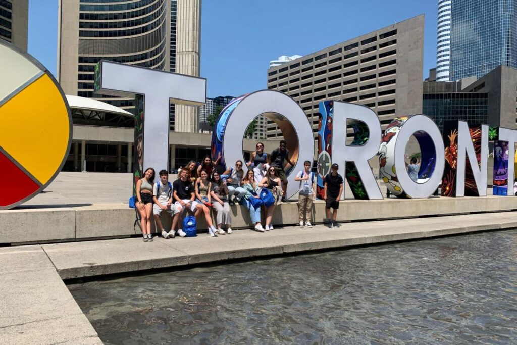 CESのトロント・ジュニアプログラム参加者が、市内の大型モニュメント前で撮影した集合写真