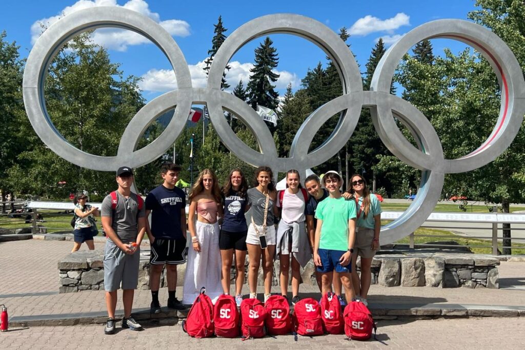 CESのカナダ・ジュニアプログラムで、ウィスラーのオリンピックシンボル前を訪れた参加者の集合写真