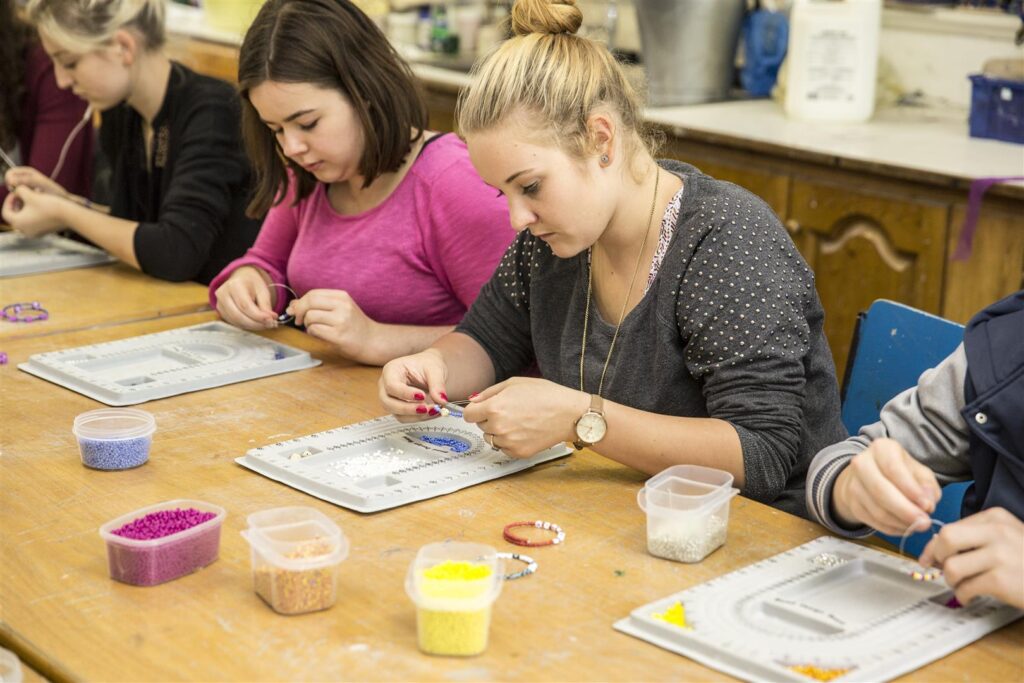 CES Dublinのジュニアプログラムで、室内でクラフト制作のアクティビティに取り組む生徒たちの様子