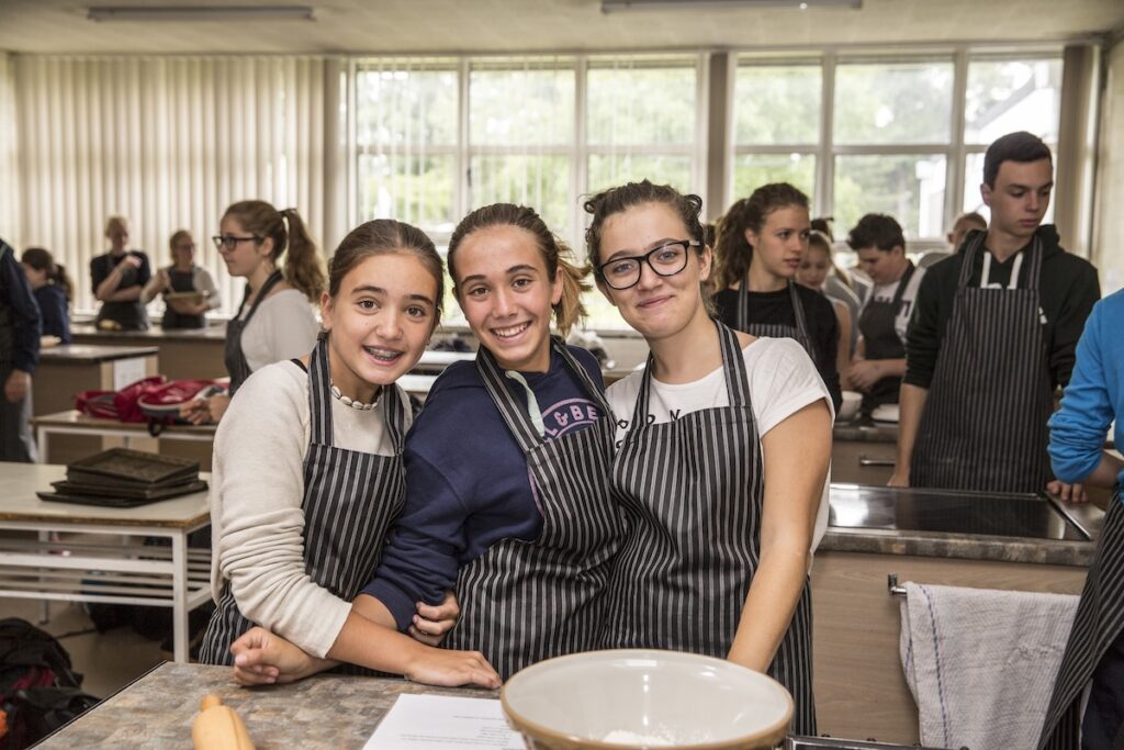 CES Dublinのジュニアプログラムで、調理実習のアクティビティに参加している生徒たちの様子