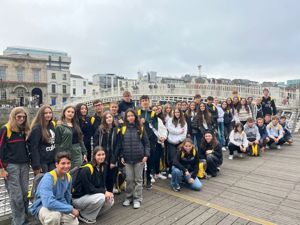 CES Dublinのジュニアプログラムで、市内を歩きながら見学を行うウォーキングツアーの様子