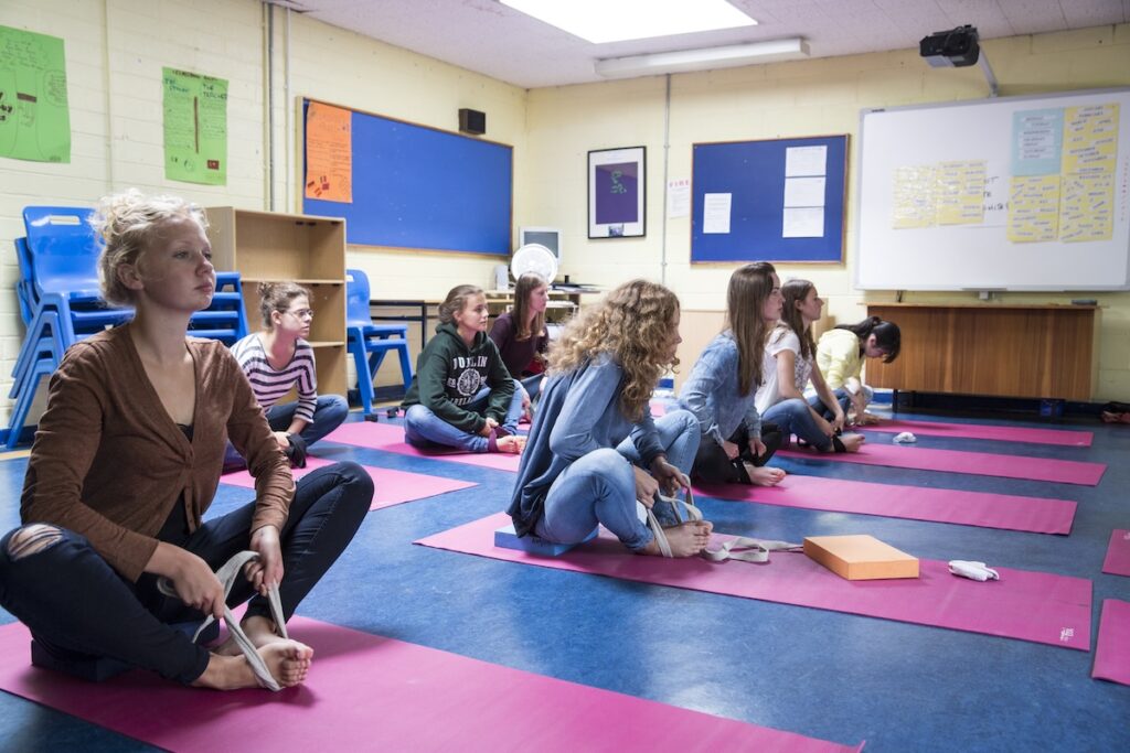 CES Dublinのジュニアプログラムで、室内スペースに集まりアクティビティを行っている参加者の様子