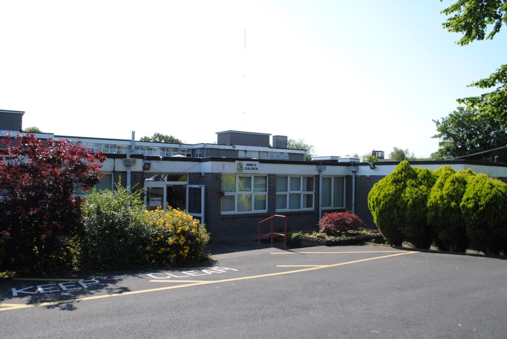 CES Dublinのジュニアプログラムで使用されるMercy Collegeの校舎外観