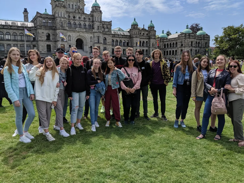 Global Village（カナダ）のジュニアプログラムで、歴史的建築を背景に校外学習中の参加者が集合している様子