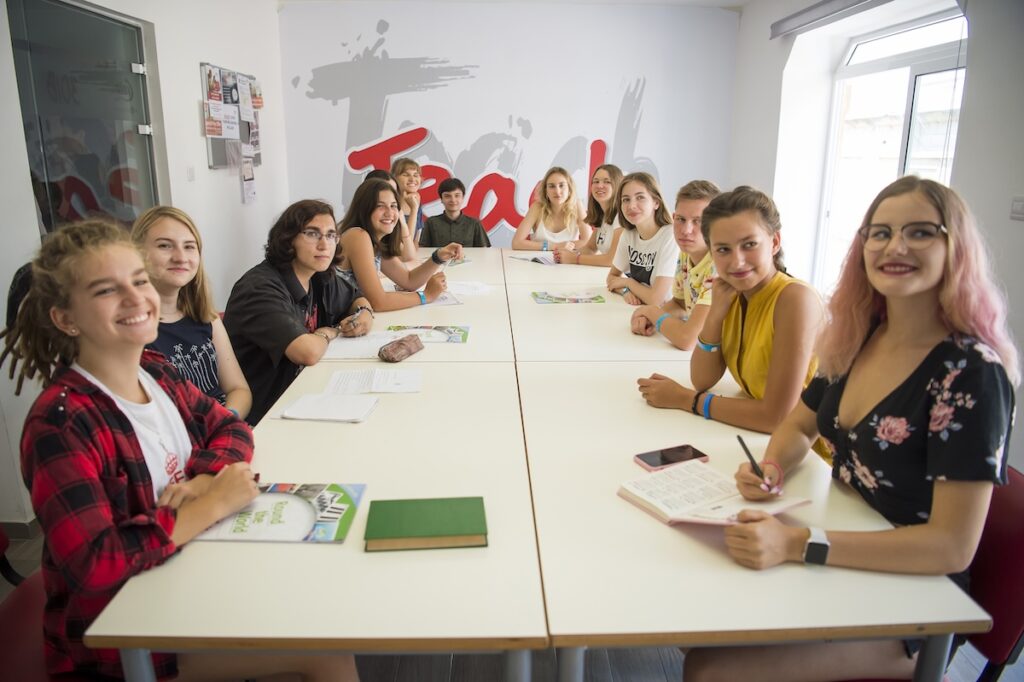 ELSのYoung Learner Programで、教室内に集まった生徒たちがグループで学習している様子