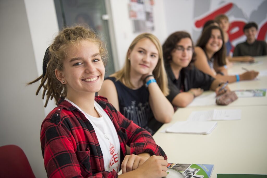 IELSのYoung Learner Programで、教室内のテーブルを囲み生徒たちがレッスンに参加している様子