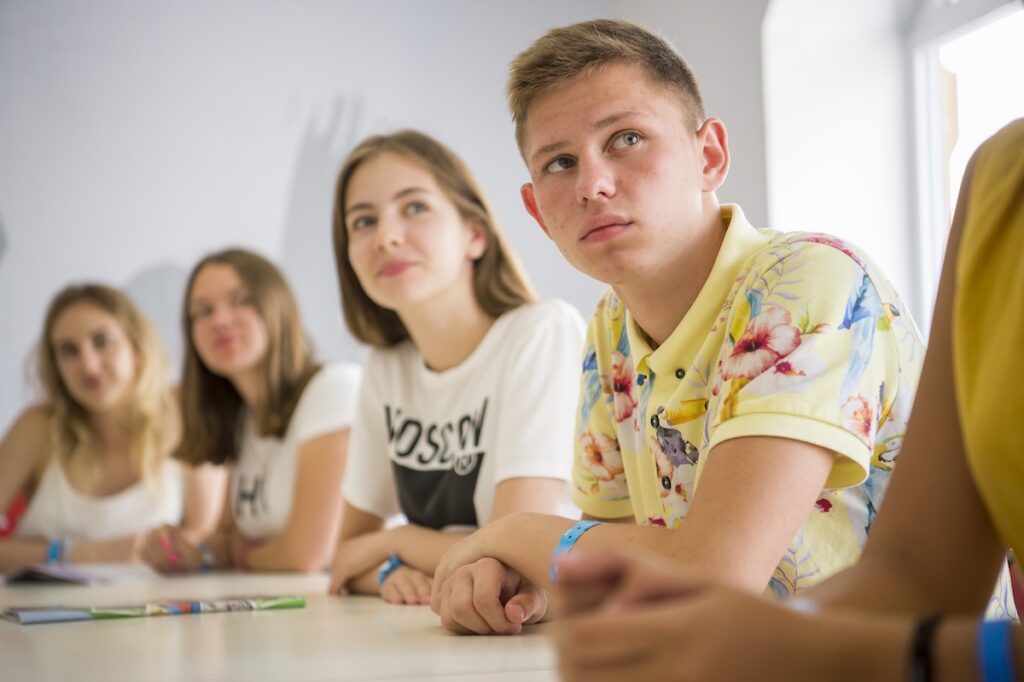 IELSのYoung Learner Programで、教室内で生徒たちが講師の説明を聞いている様子