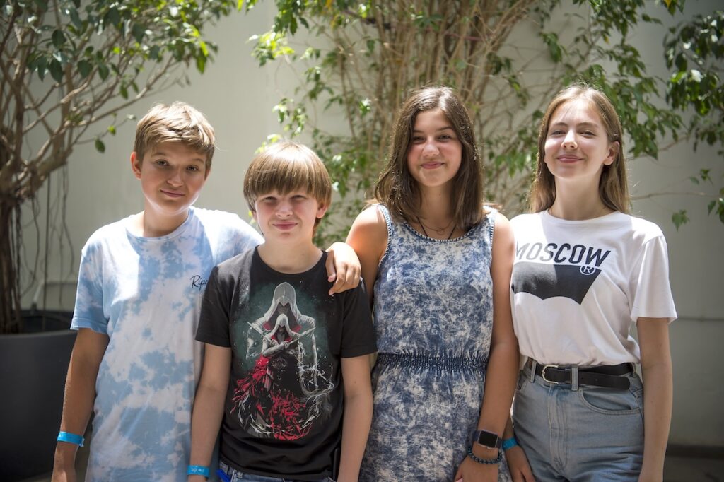 IELSのYoung Learner Programで、屋外スペースに集まった生徒たちのグループ写真