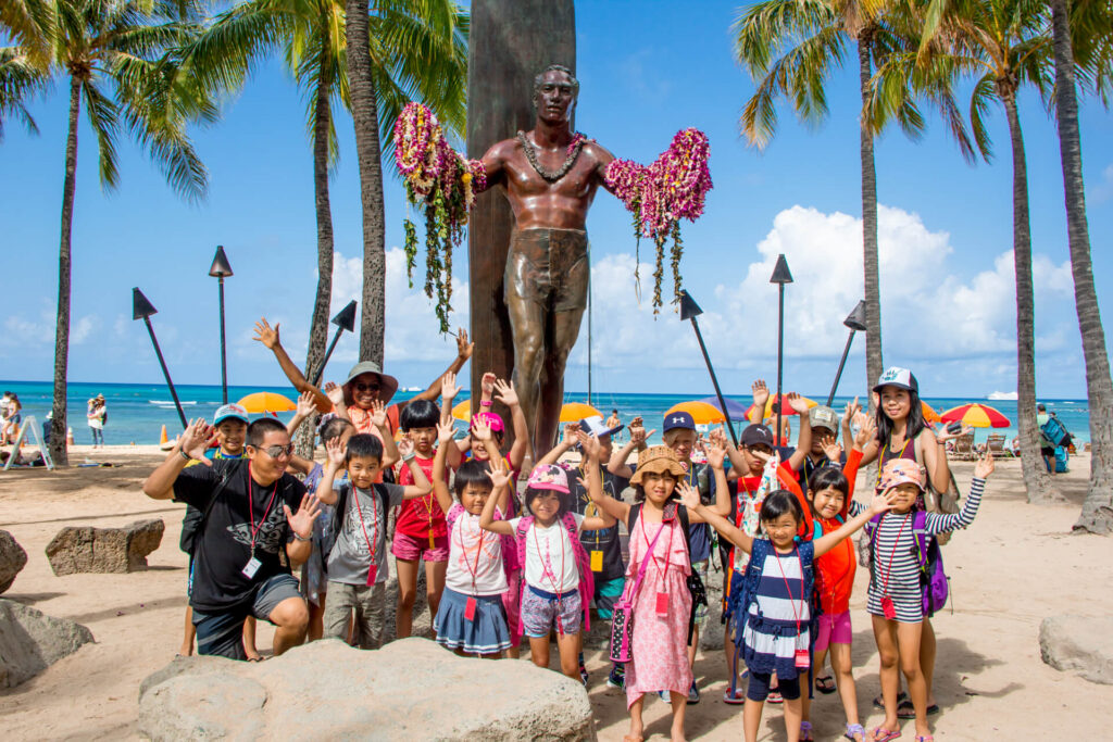 IIE HawaiiのKids & Teens Englishプログラム参加者が、ハワイのビーチで記念撮影をしている様子