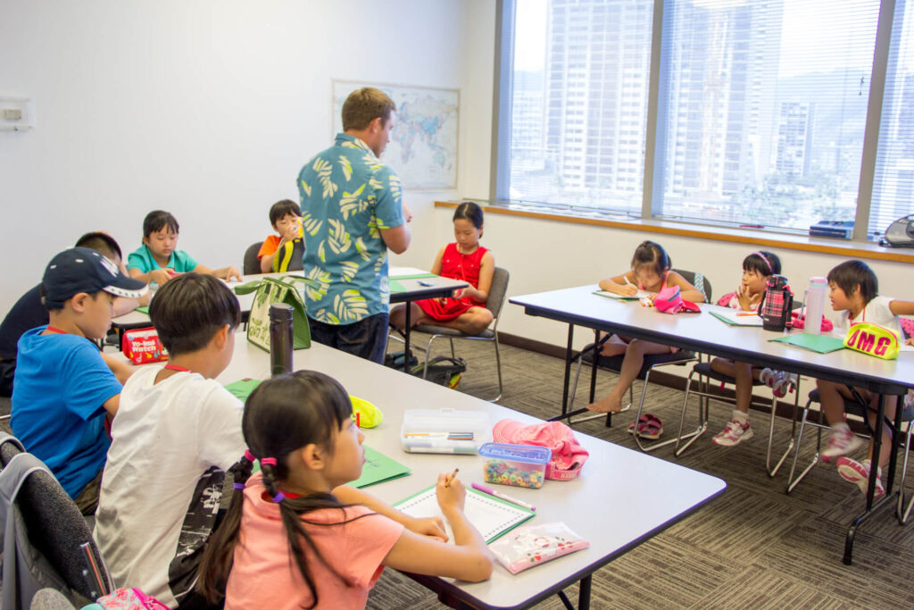 IIE HawaiiのKids & Teens Englishプログラムで、教室内で英語レッスンを受ける子どもたちの様子
