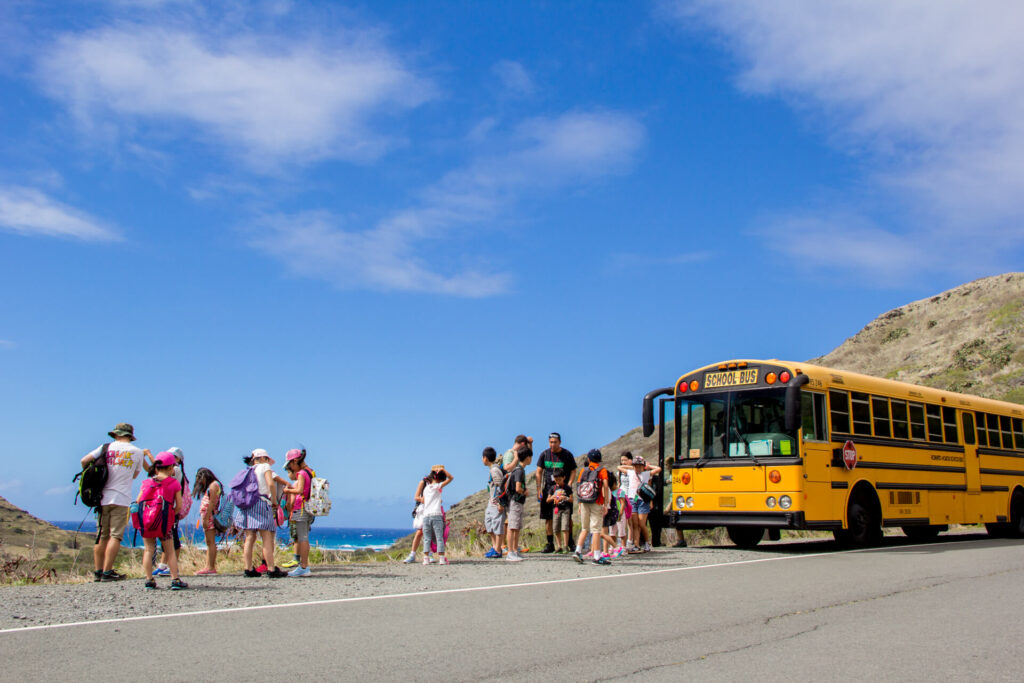 IIE HawaiiのKids & Teens Englishプログラムで、スクールバスを利用して校外学習に出発する子どもたちの様子