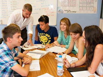 Sprachcaffeのロンドン・ジュニアプログラムで、教室内のテーブルを囲み生徒たちがグループ学習をしている様子