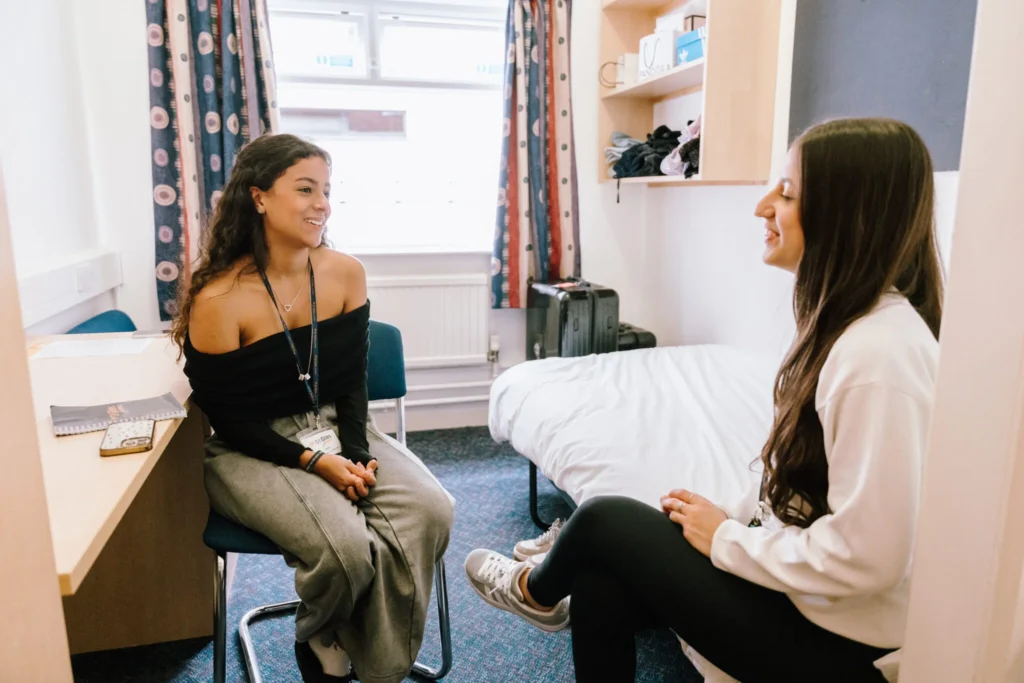 St Giles LondonのJunior Summerプログラムで、学生寮の部屋にてスタッフが生徒と面談している様子