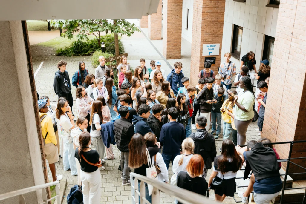 St Giles LondonのJunior Summerプログラムで、校内の屋外スペースに集まり説明を受ける生徒たちの様子