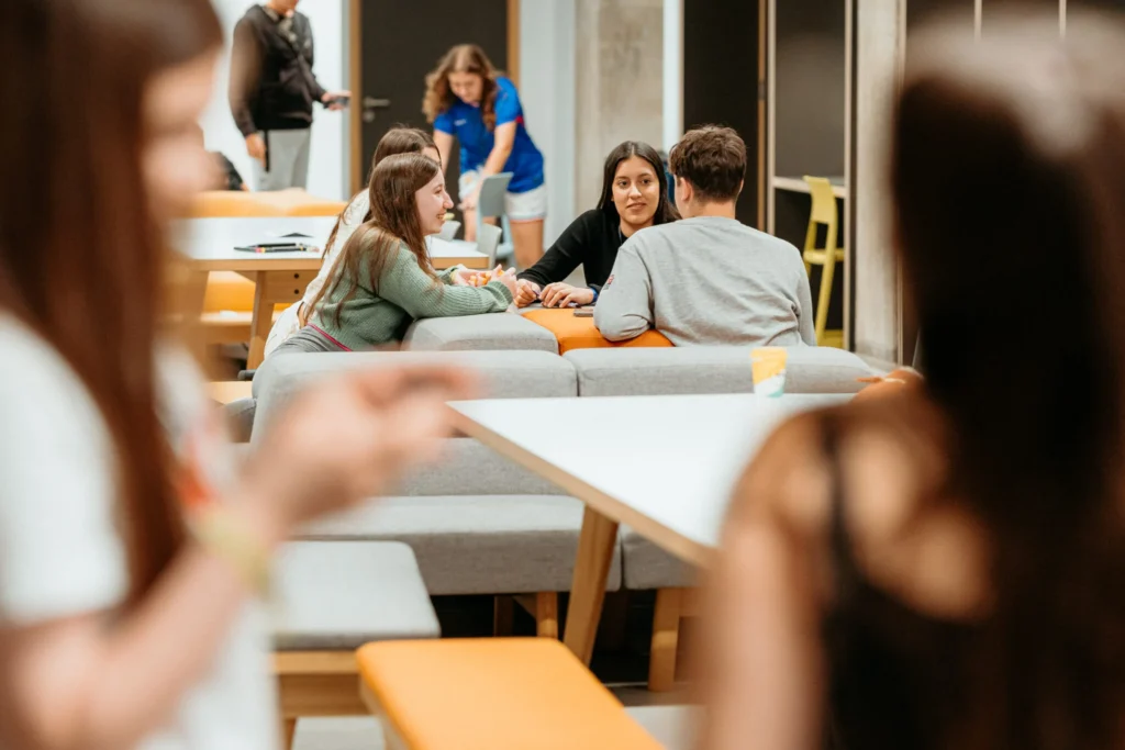 St Giles LondonのJunior Summerプログラムで、生徒たちが校内ラウンジに集まり交流している様子