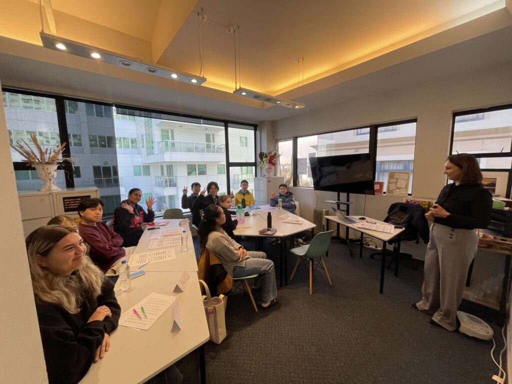 Crown Institute of Studiesのジュニアプログラムで、教室内で授業を受ける参加者と講師の様子