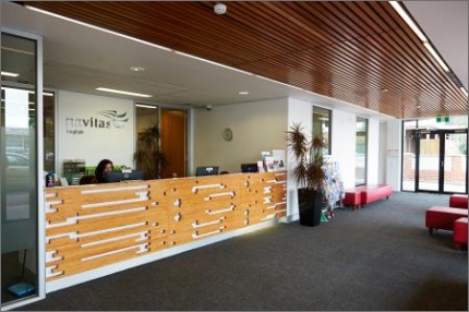Navitas English パース校の受付カウンター