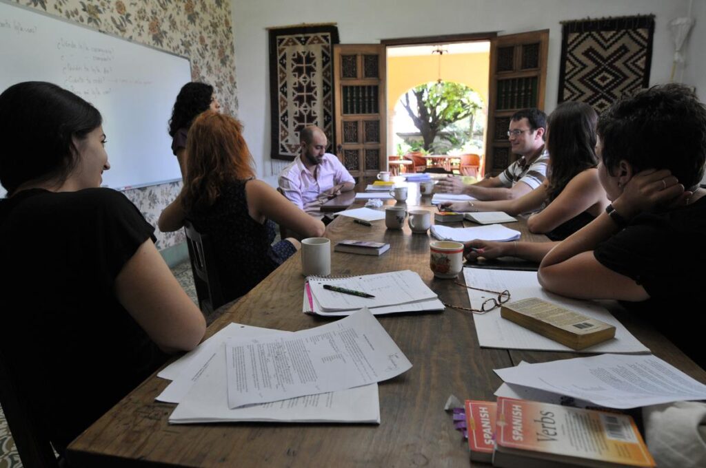 Instituto Cultural Oaxaca 中庭に面した教室でのスペイン語グループレッスン