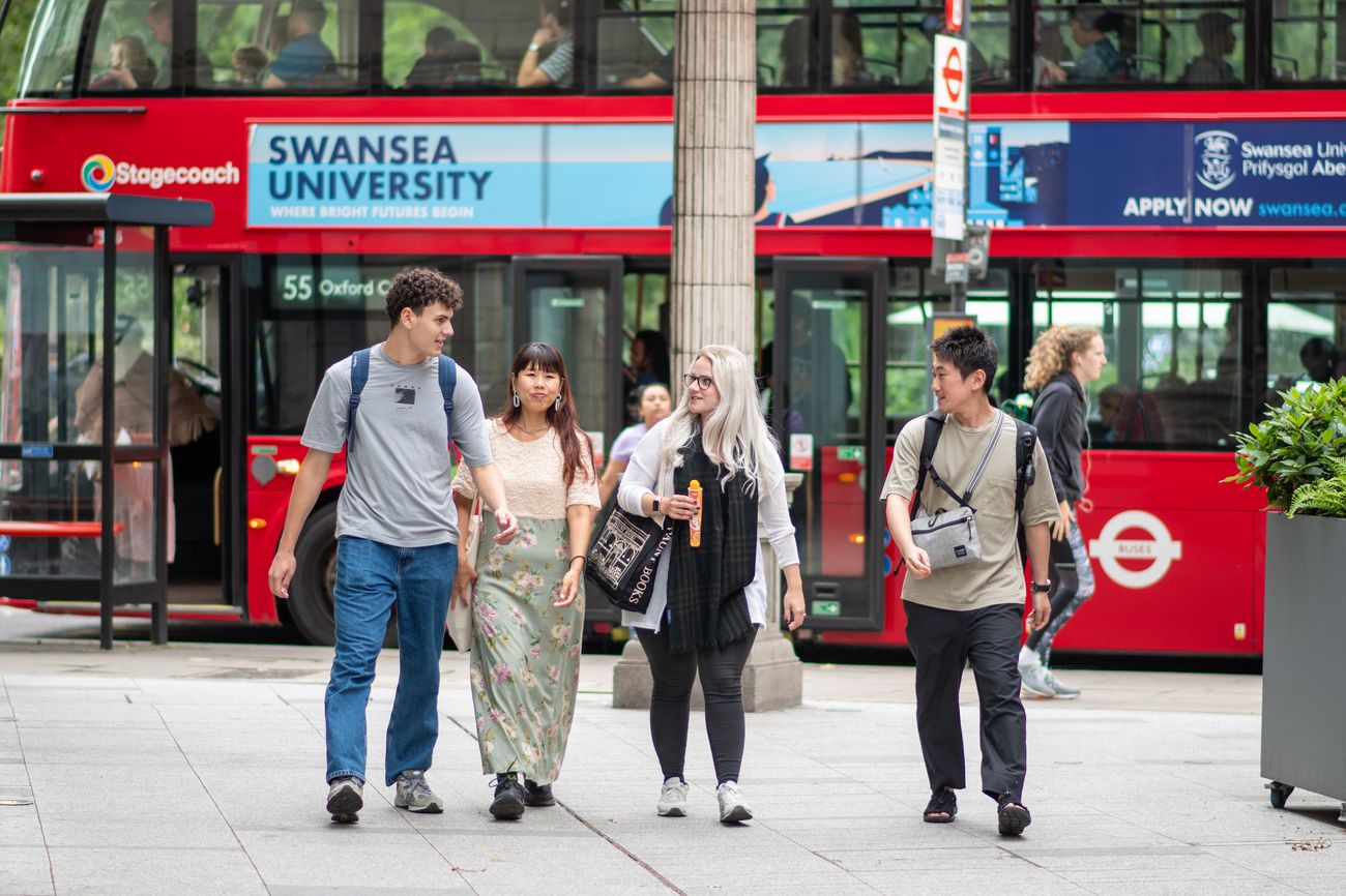 St Giles International London Central ロンドン市街を歩く学生