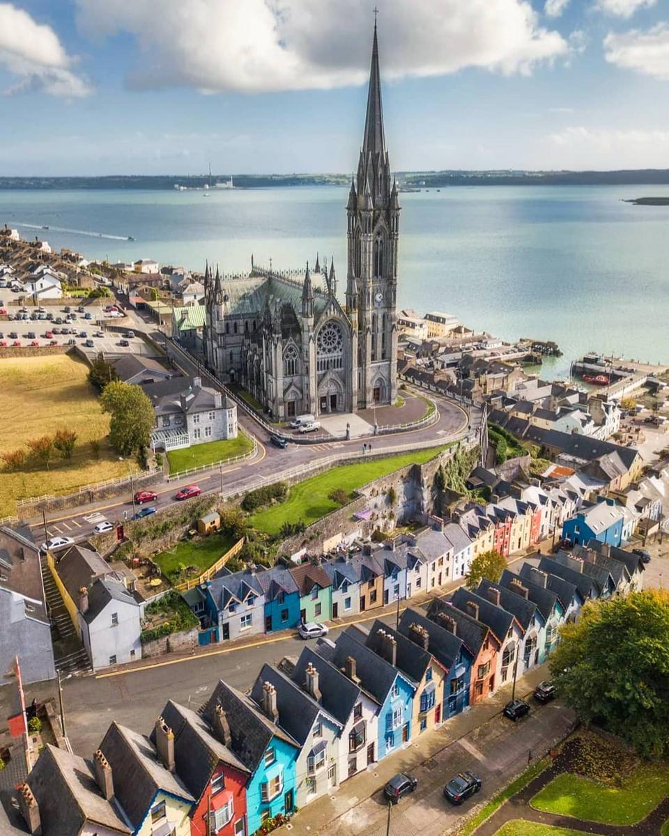 コーク近郊コーブ(Cobh)のカラフルな街並みと大聖堂