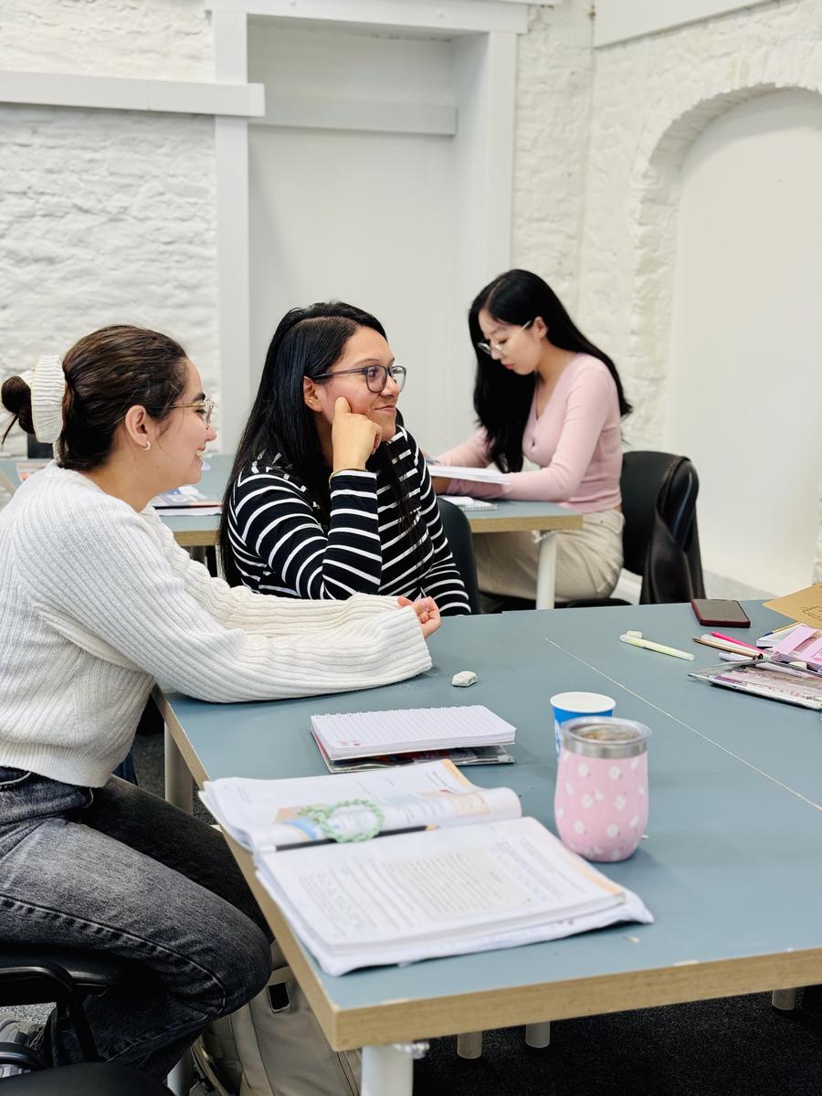 グループで協働学習するCork English Academyの学生
