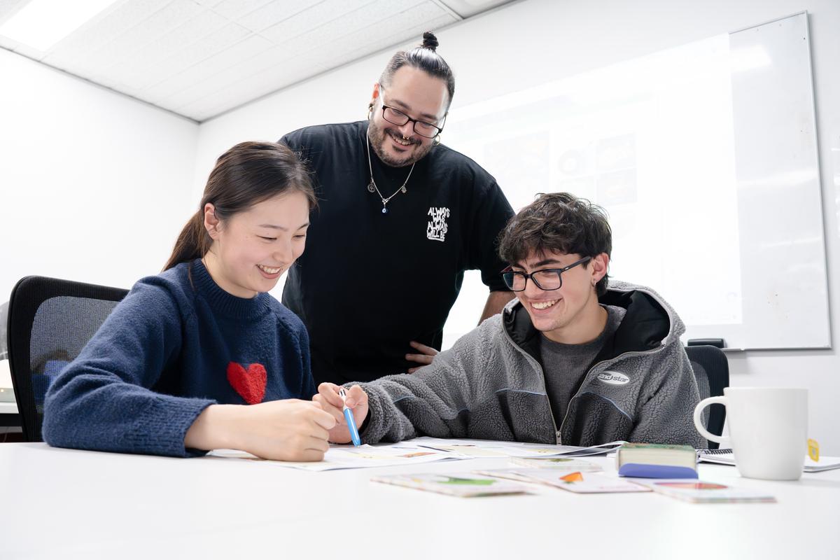 講師が学生を個別にサポートする様子